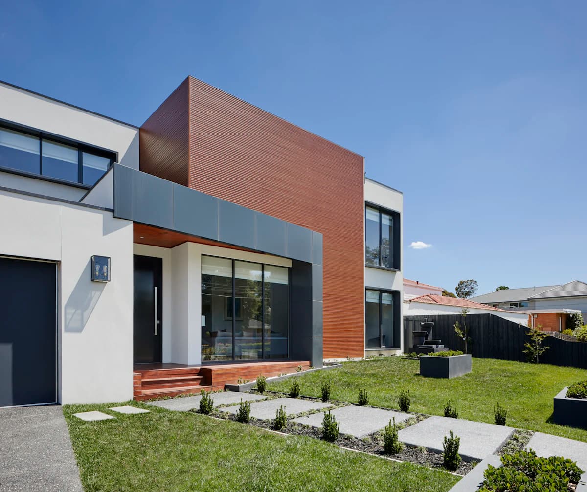 Фасади и общи части - съвременна жилищна сграда с обновена фасада