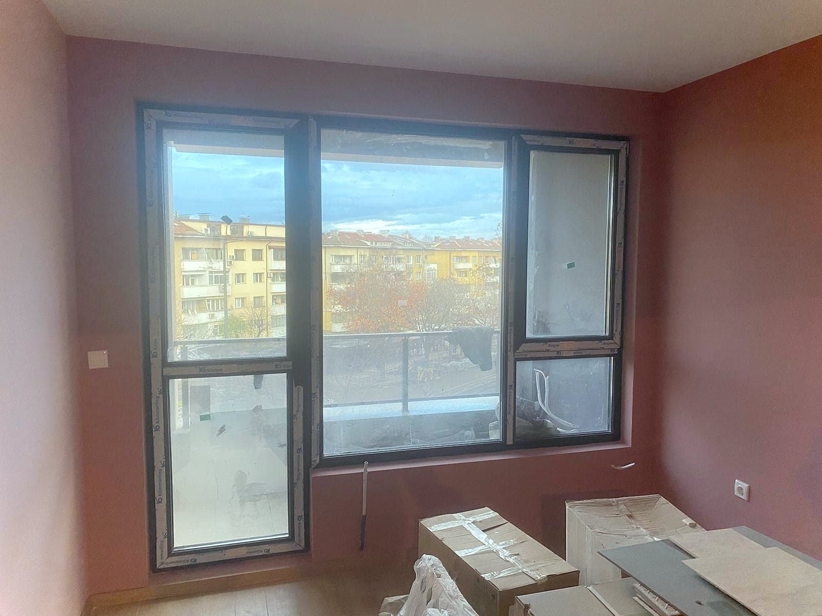 Apartment: walls in colour — Room with a burgundy feature wall