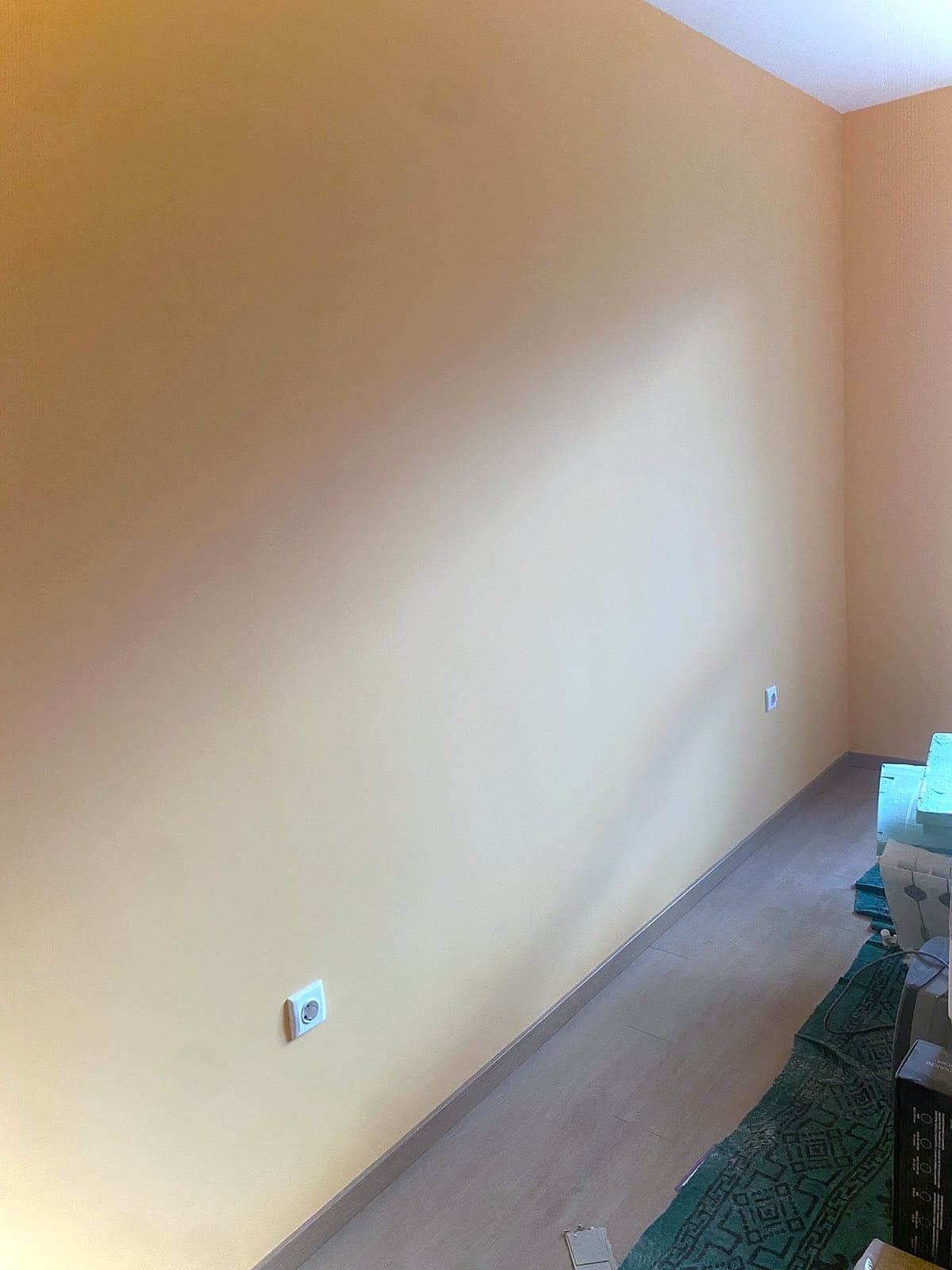 Apartment: walls in colour — Peach wall