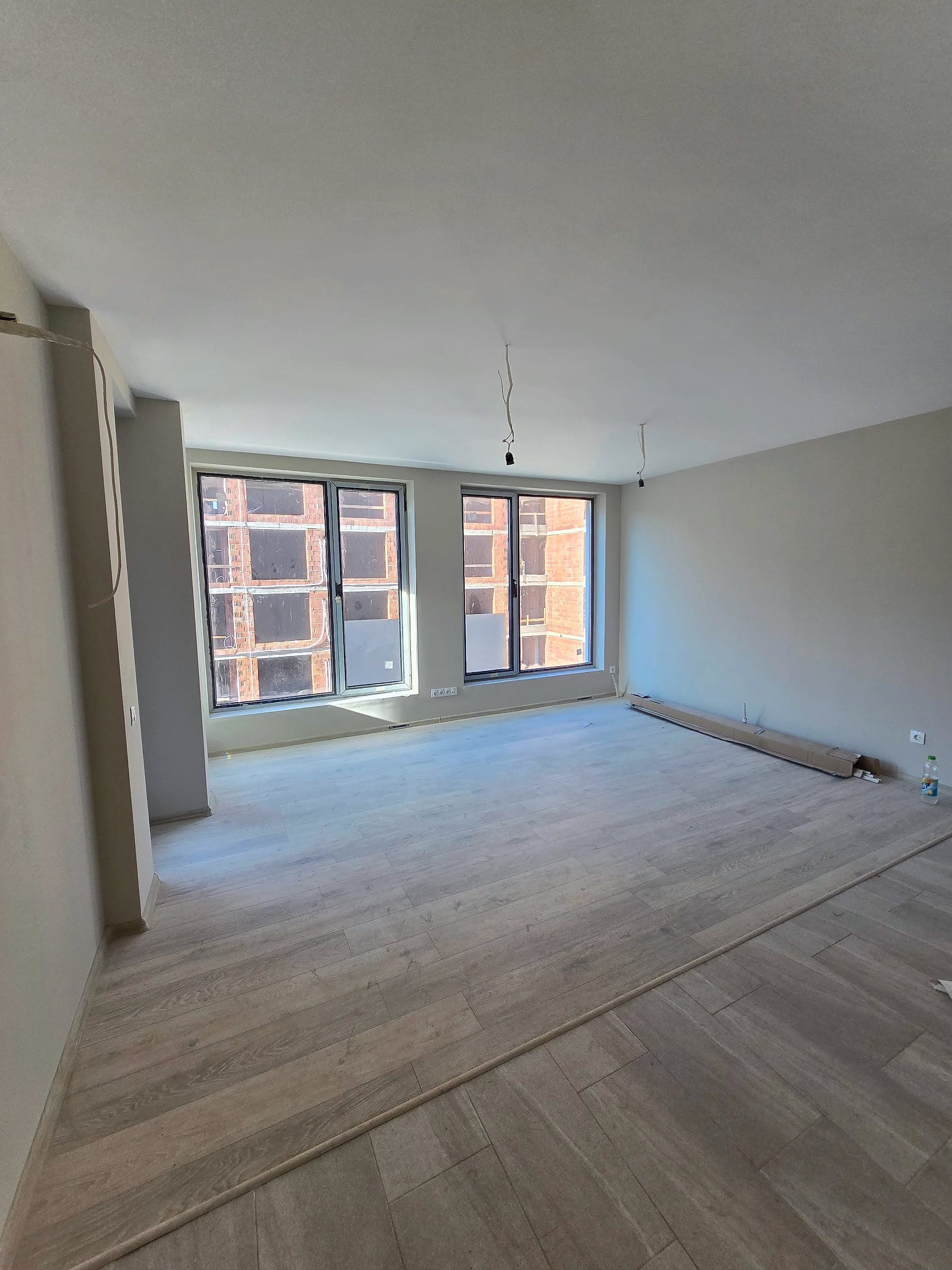 Apartment in Druzhba: walls, laminate and toilet — Living room with laminate flooring