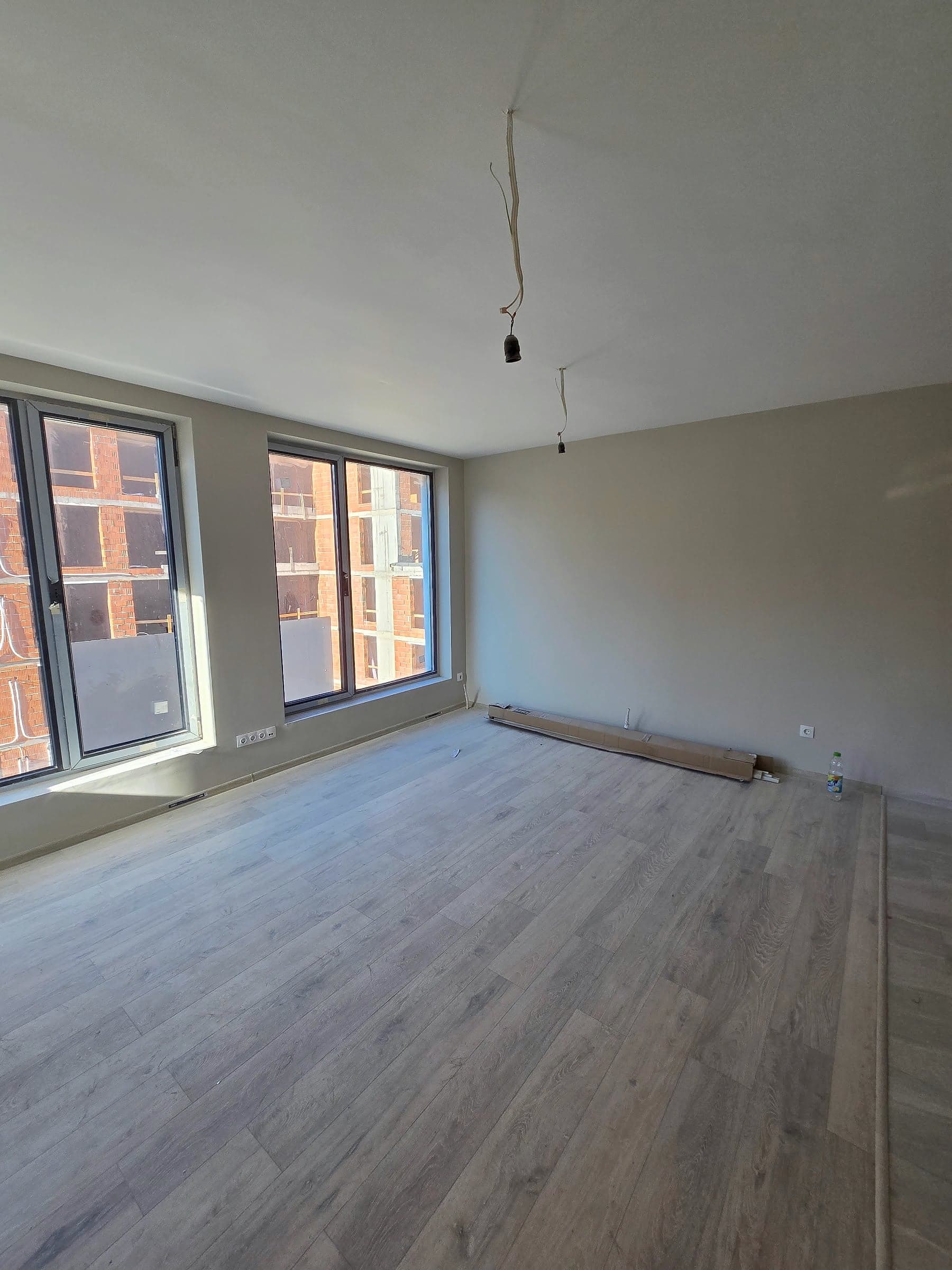 Apartment in Druzhba: walls, laminate and toilet — Living room