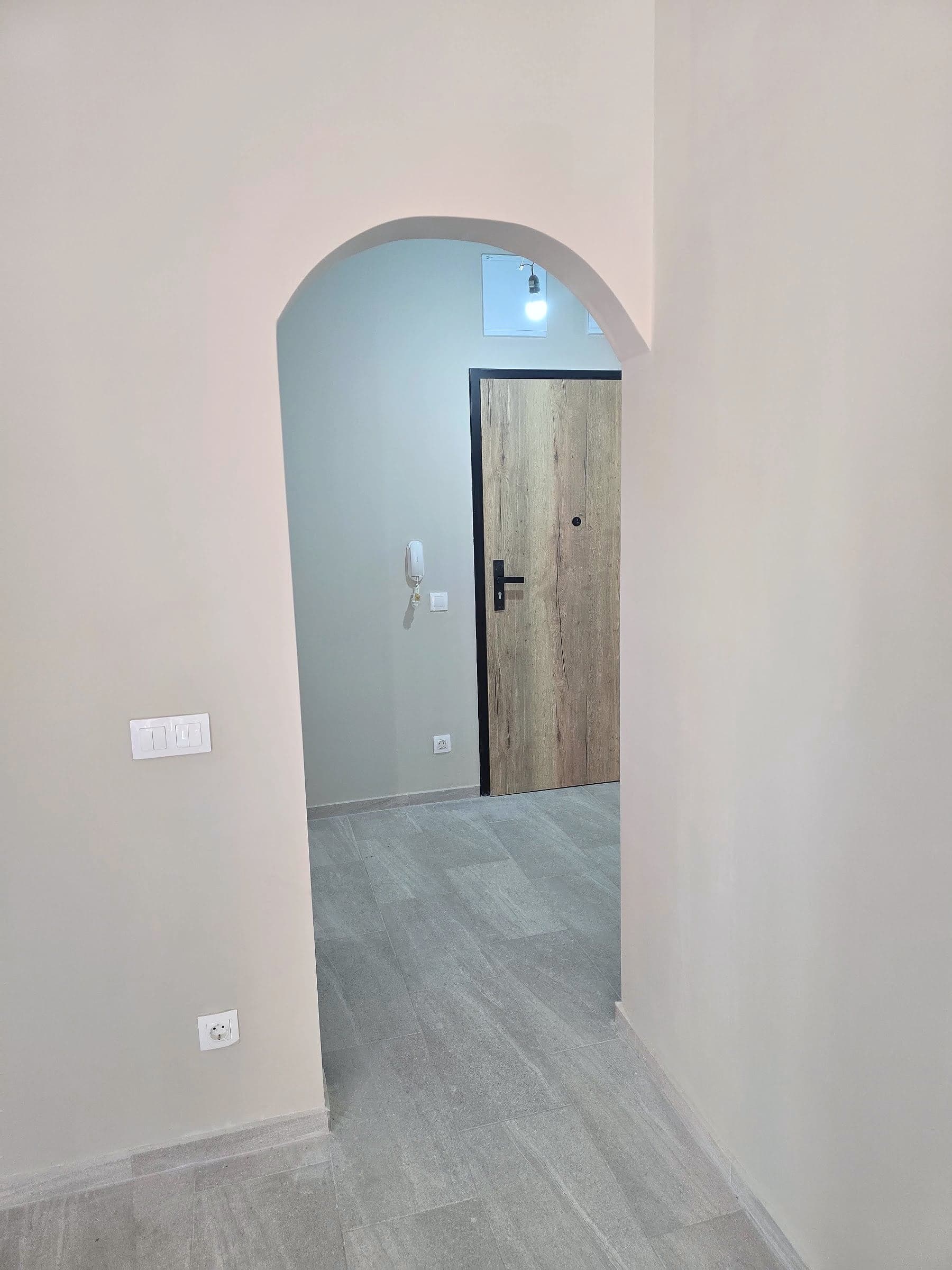 Apartment in Druzhba: walls, laminate and toilet — Arch to the entrance