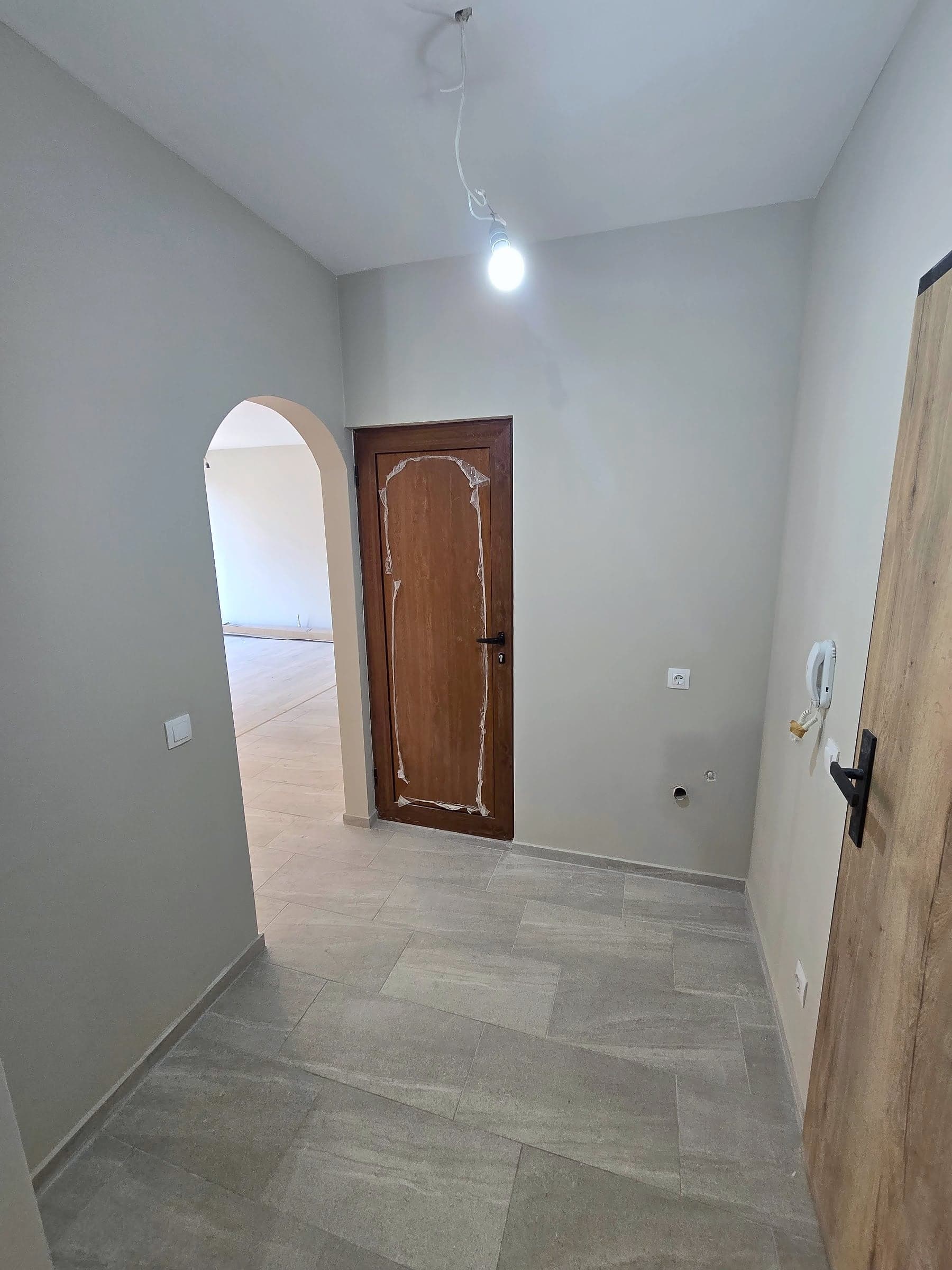 Apartment in Druzhba: walls, laminate and toilet — Tiled hallway