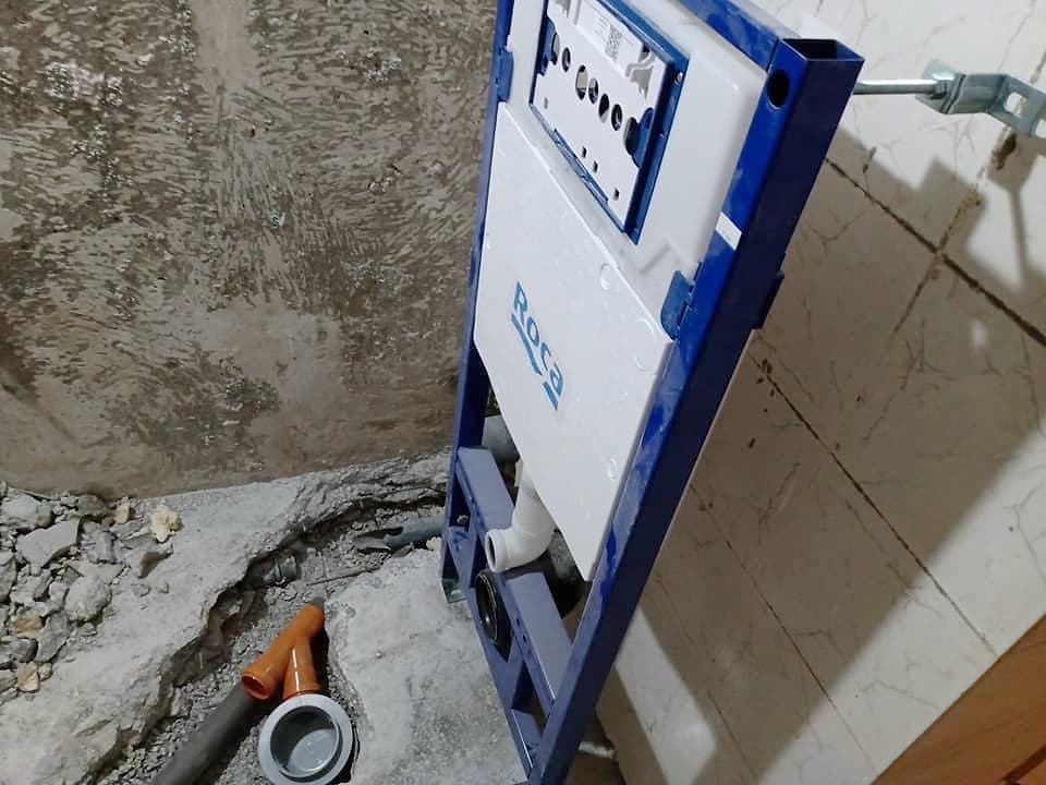 Bathroom with a shower enclosure and a wall-hung toilet — Wall-hung toilet frame during the renovation