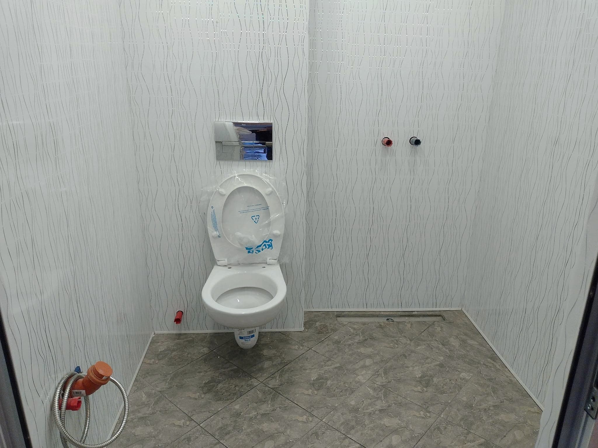 Bathroom with a wall-hung toilet and textured tiles — Wall-hung toilet
