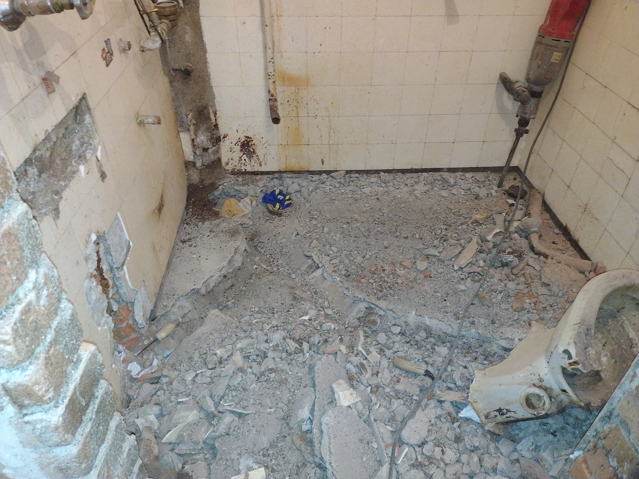 Bathroom with a wall-hung toilet and textured tiles — Before the renovation