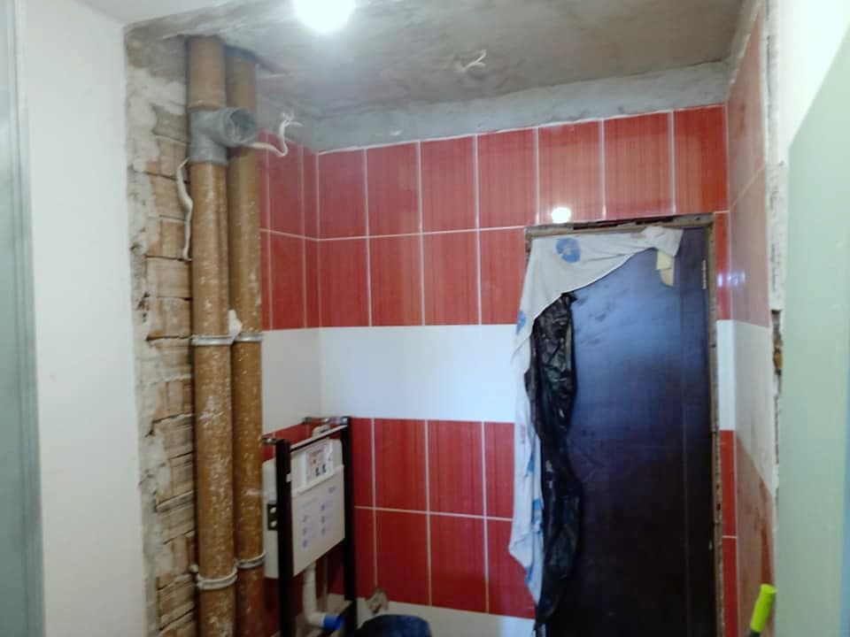 Beige and brown bathroom with a shower enclosure — Before the renovation