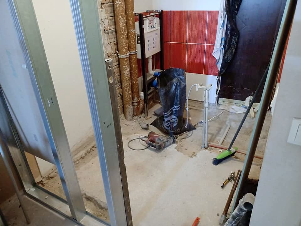 Beige and brown bathroom with a shower enclosure — Before the renovation