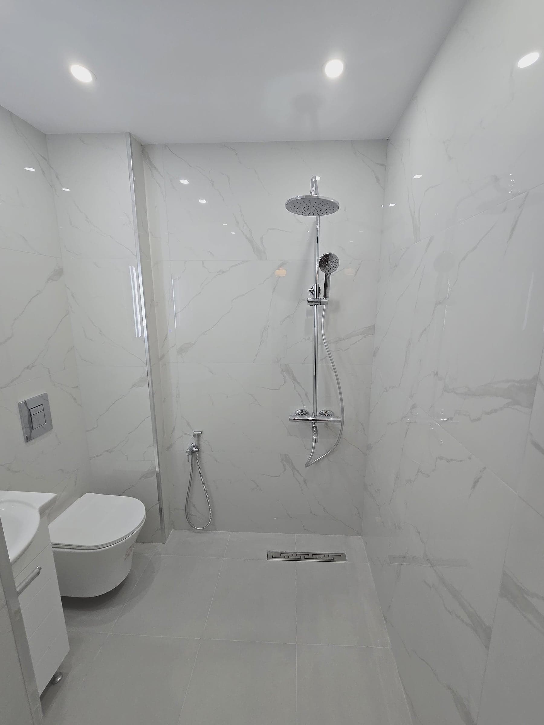 Bathroom in Gotse Delchev: white marble and an LED mirror — Shower area