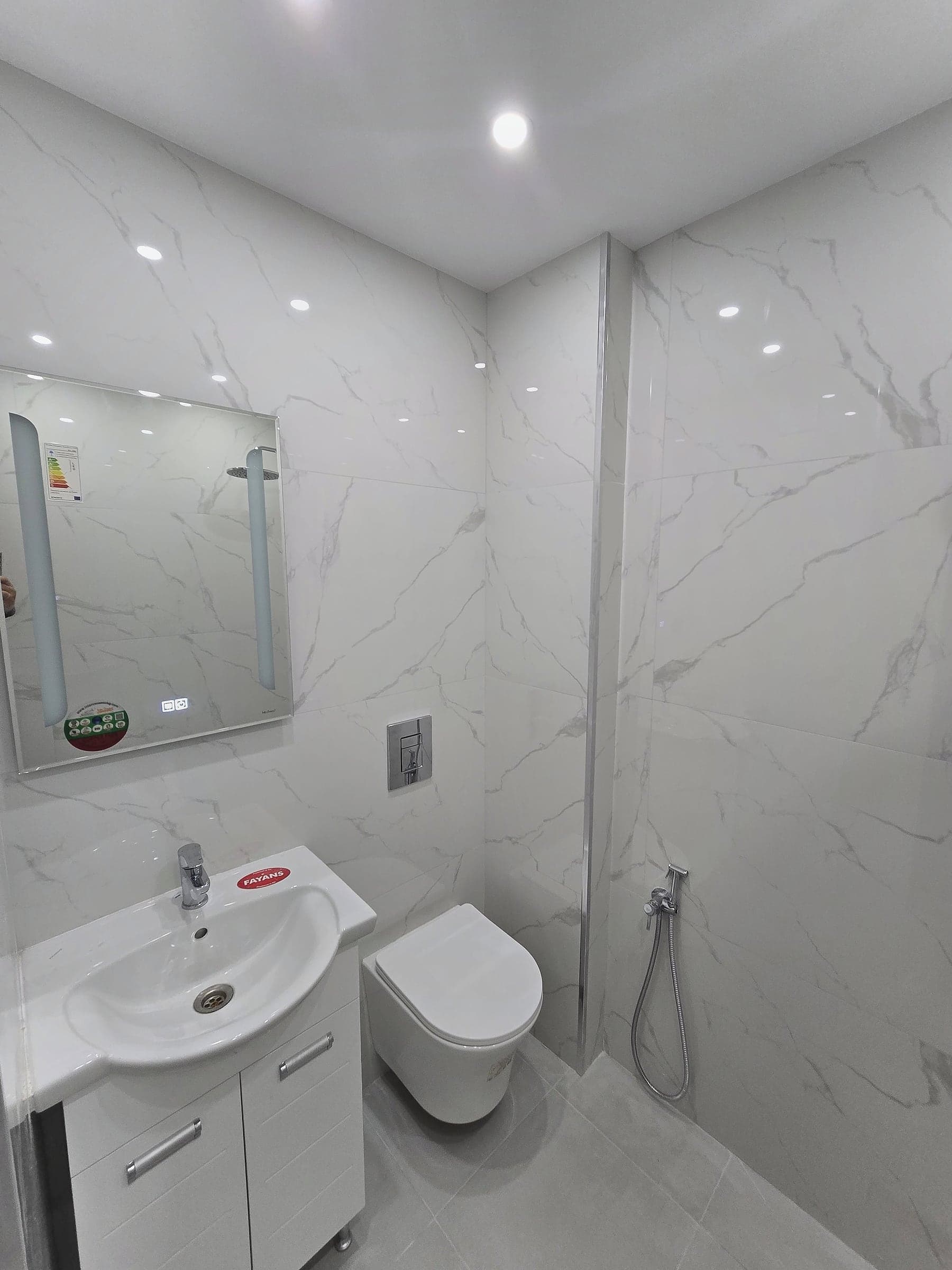 Bathroom in Gotse Delchev: white marble and an LED mirror — General view