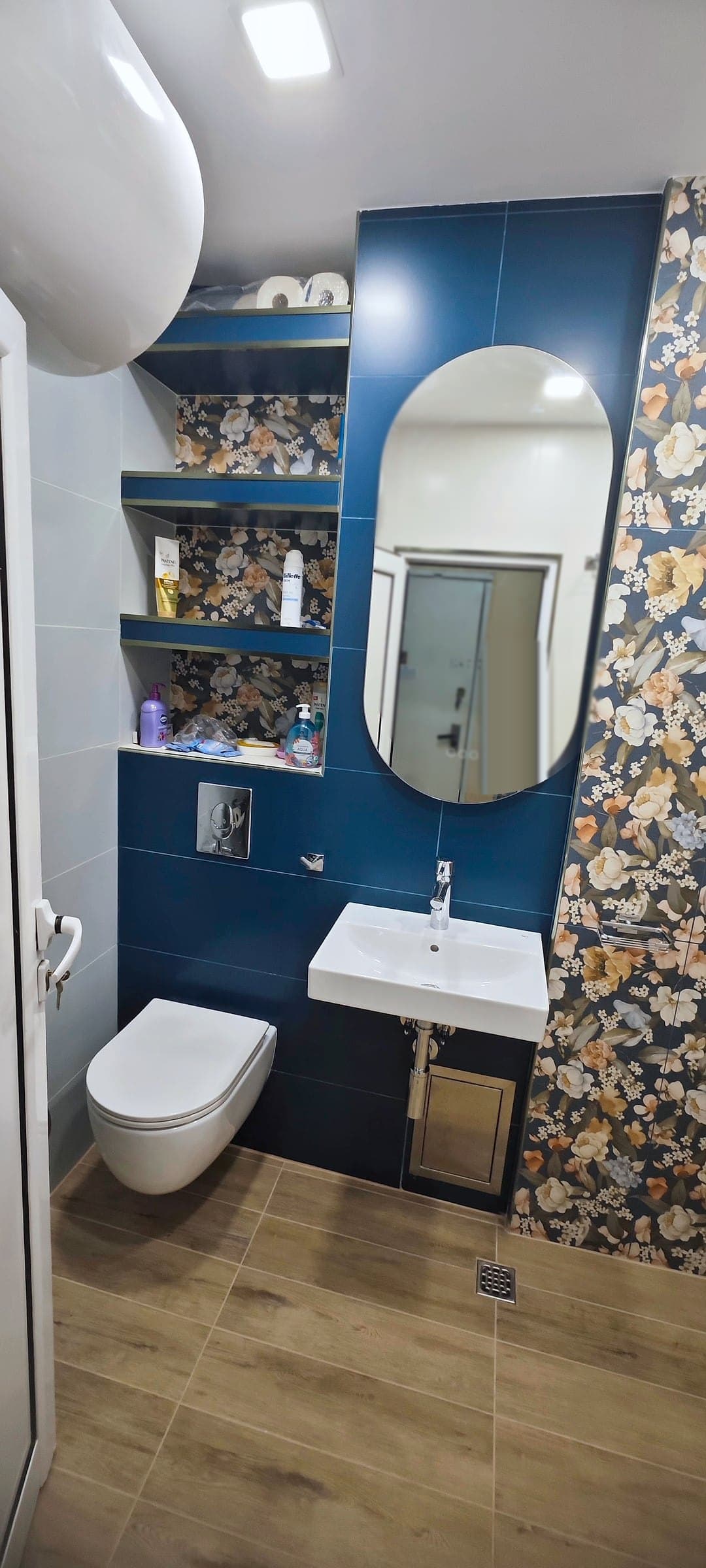 Bathroom in Suhata Reka: navy with floral tiles — General view