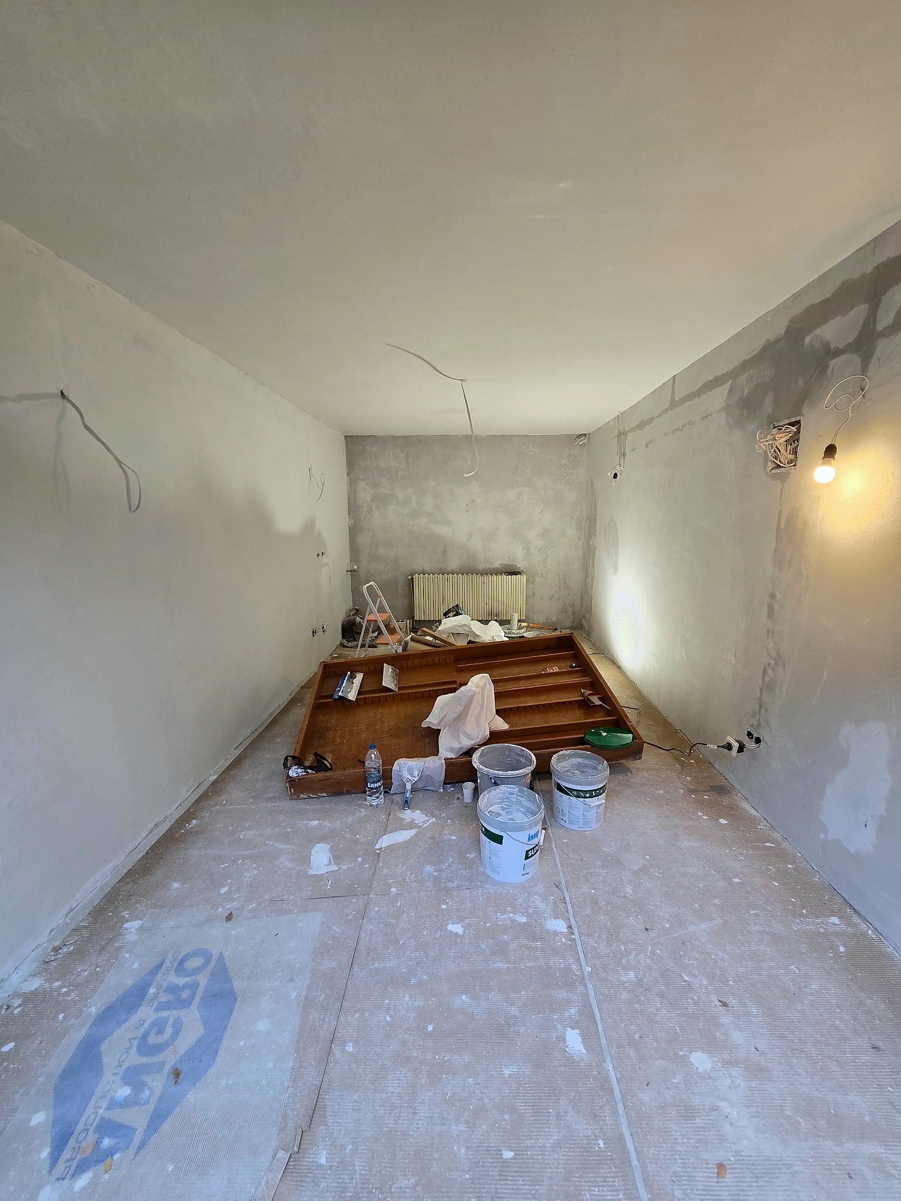Garage in Mladost: skim coat, paint and a sink — Skim coating during the renovation