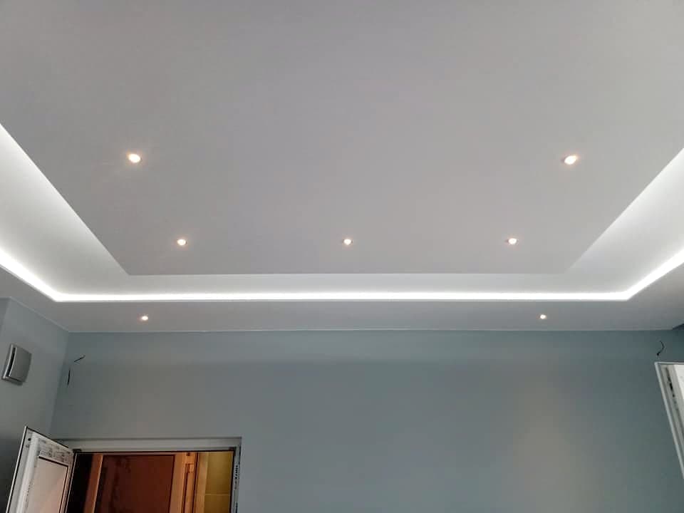 Living room with a suspended ceiling and LED lighting — Suspended ceiling with hidden LED lighting