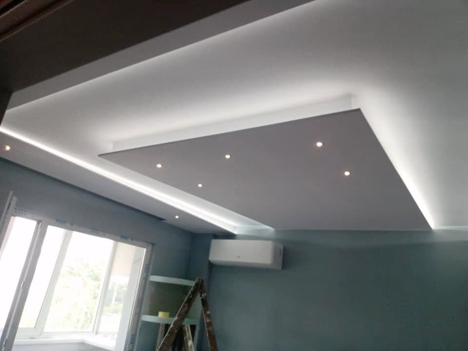 Living room with a suspended ceiling and LED lighting — Two-level ceiling
