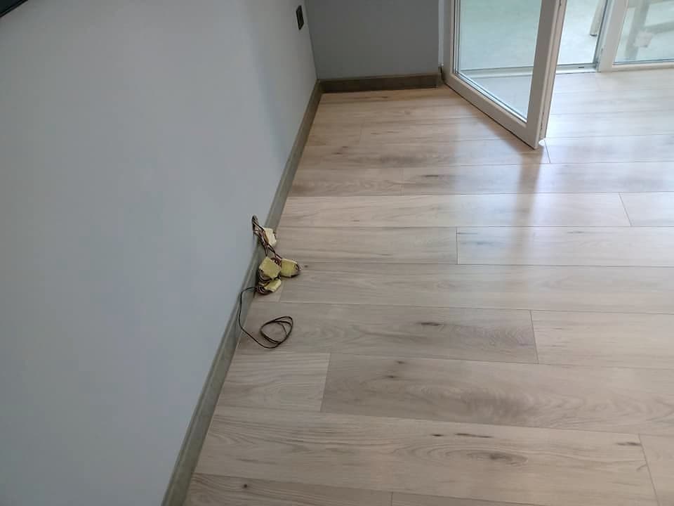 Living room with a suspended ceiling and LED lighting — Laminate flooring
