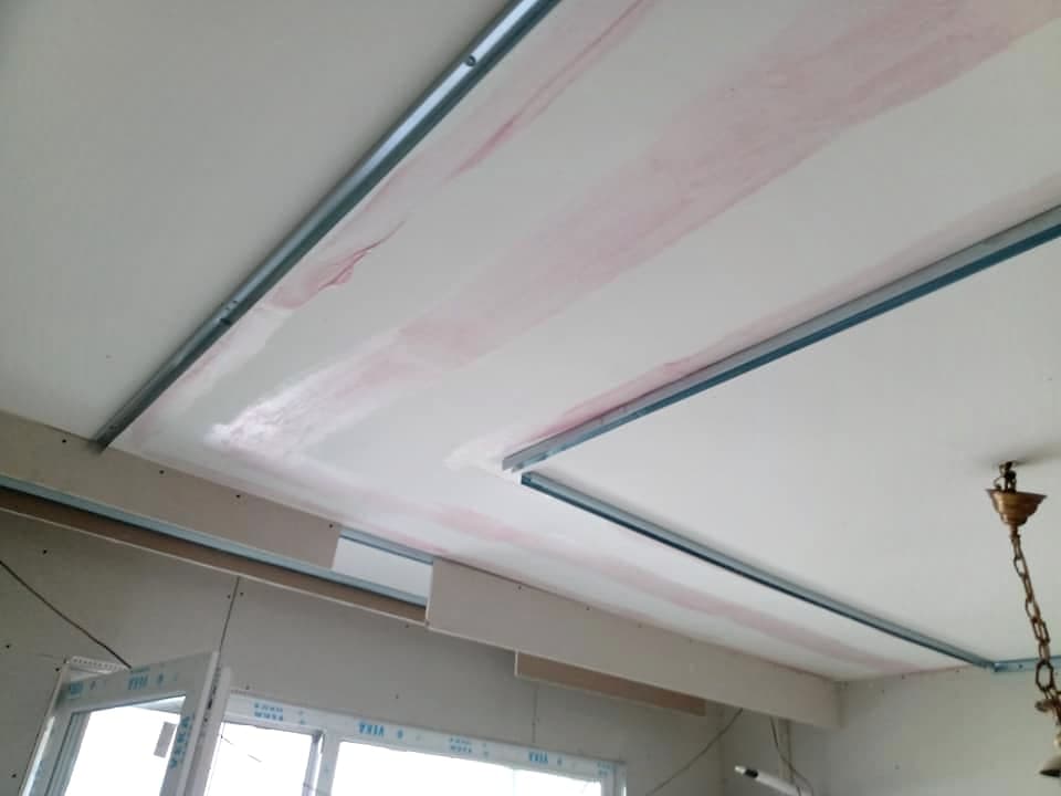 Living room with a suspended ceiling and LED lighting — Suspended ceiling during the renovation
