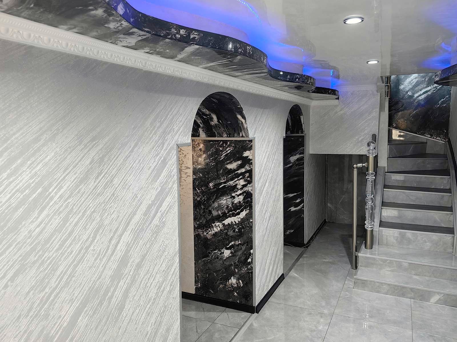 House with decorative ceilings, walls and arches — Hallway with decorative plaster and black marble-effect arches