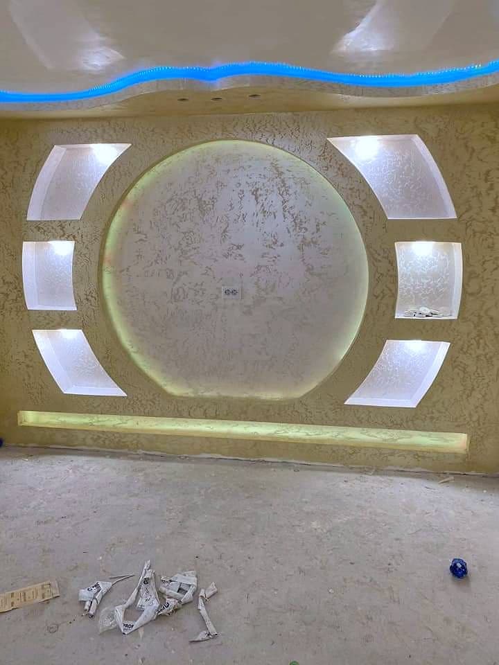 House with decorative ceilings, walls and arches — Wall with a round niche and backlighting