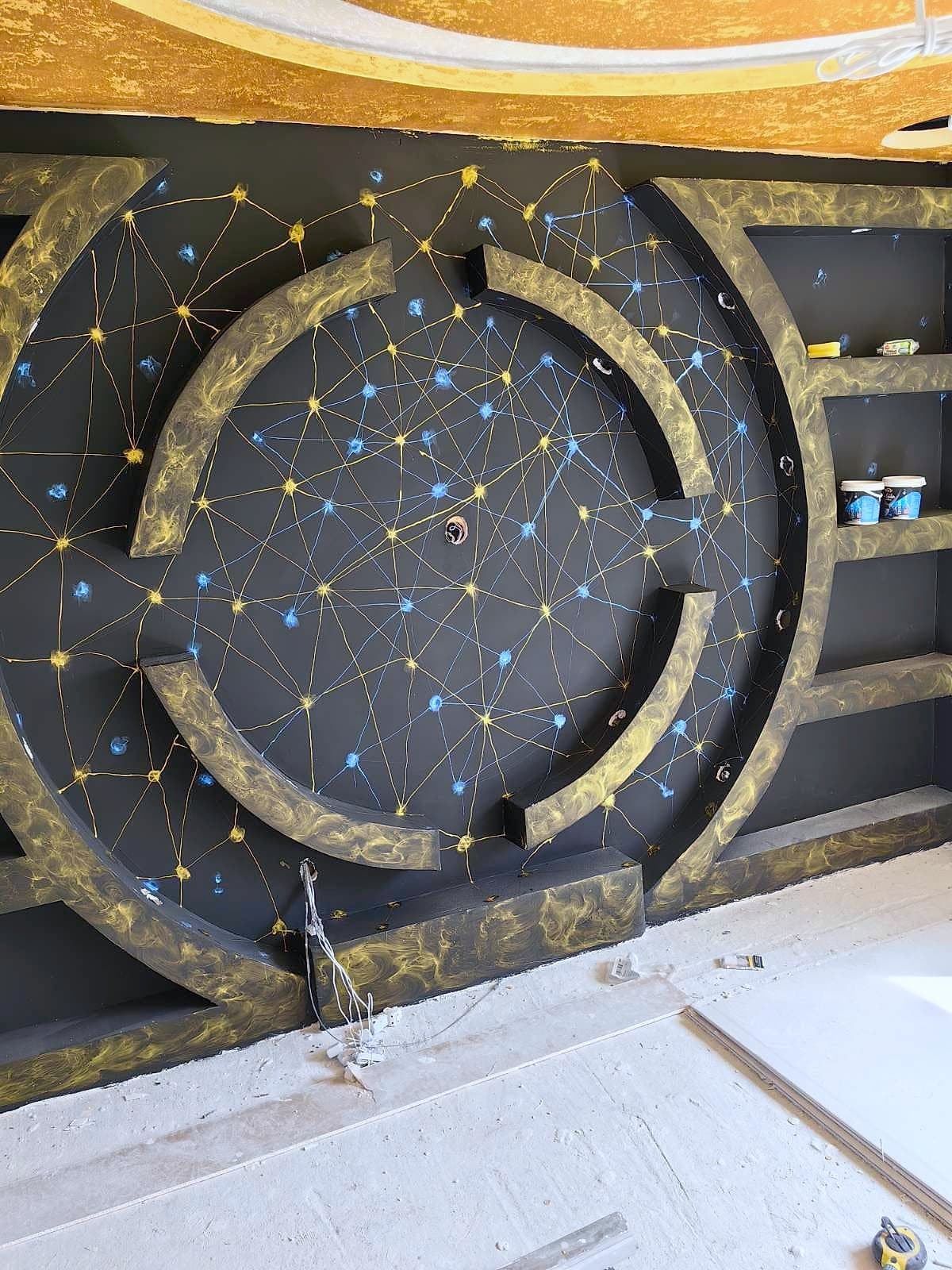 House with decorative ceilings, walls and arches — Starry-sky wall with points of light