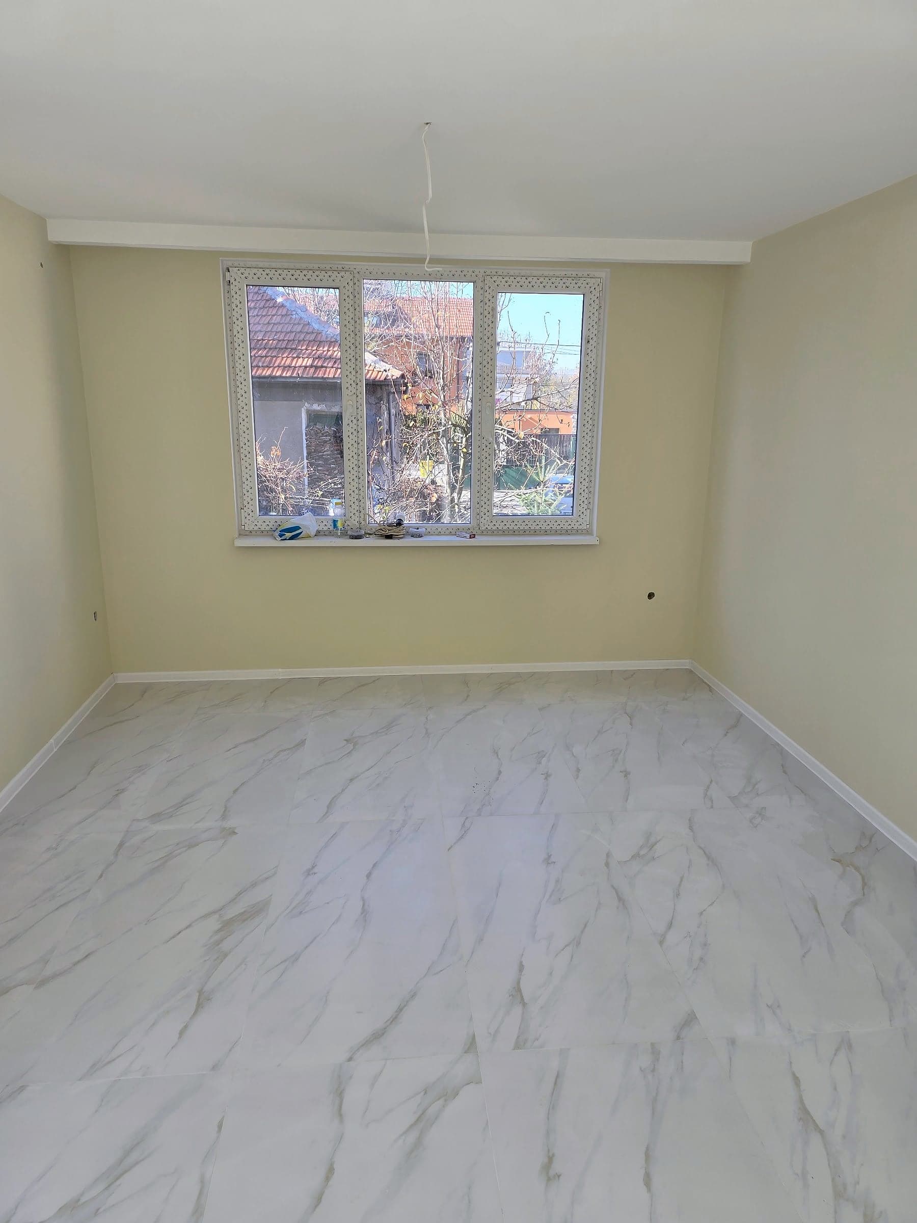 House in Bankya: marble-effect porcelain tiles — Room with marble-effect porcelain tiles