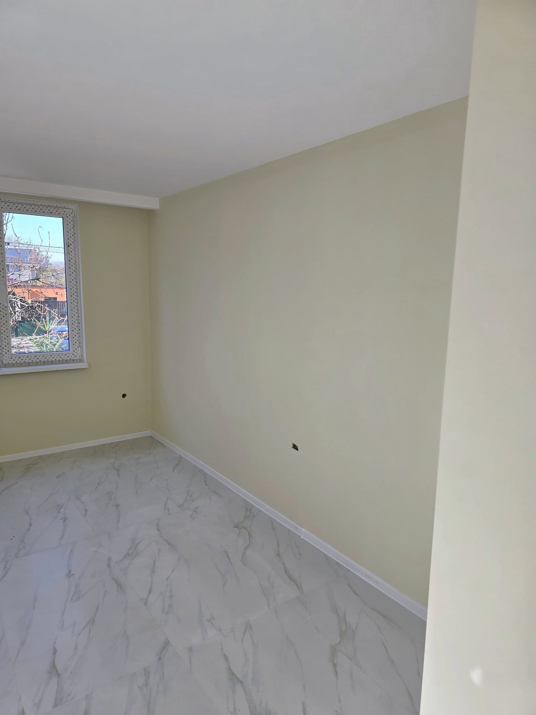 House in Bankya: marble-effect porcelain tiles — Walls in a light warm tone