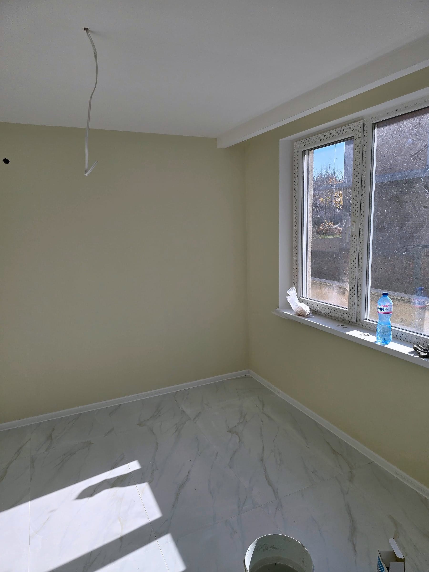 House in Bankya: marble-effect porcelain tiles — Corner with a window