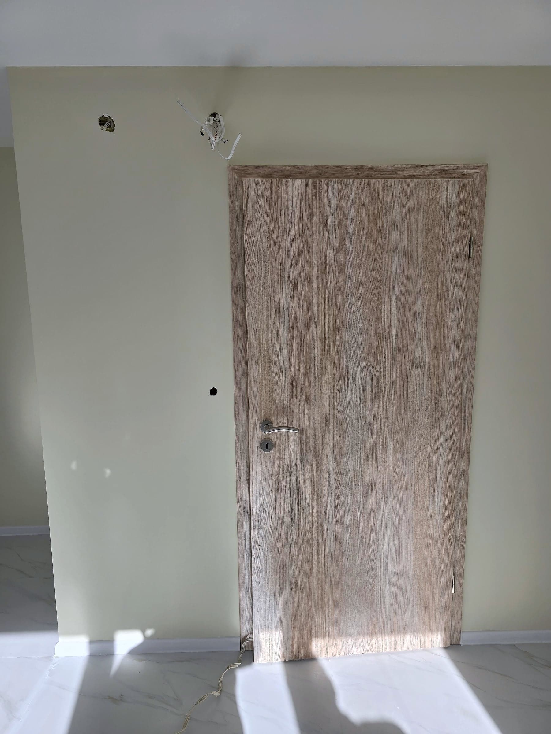 House in Bankya: marble-effect porcelain tiles — Interior door