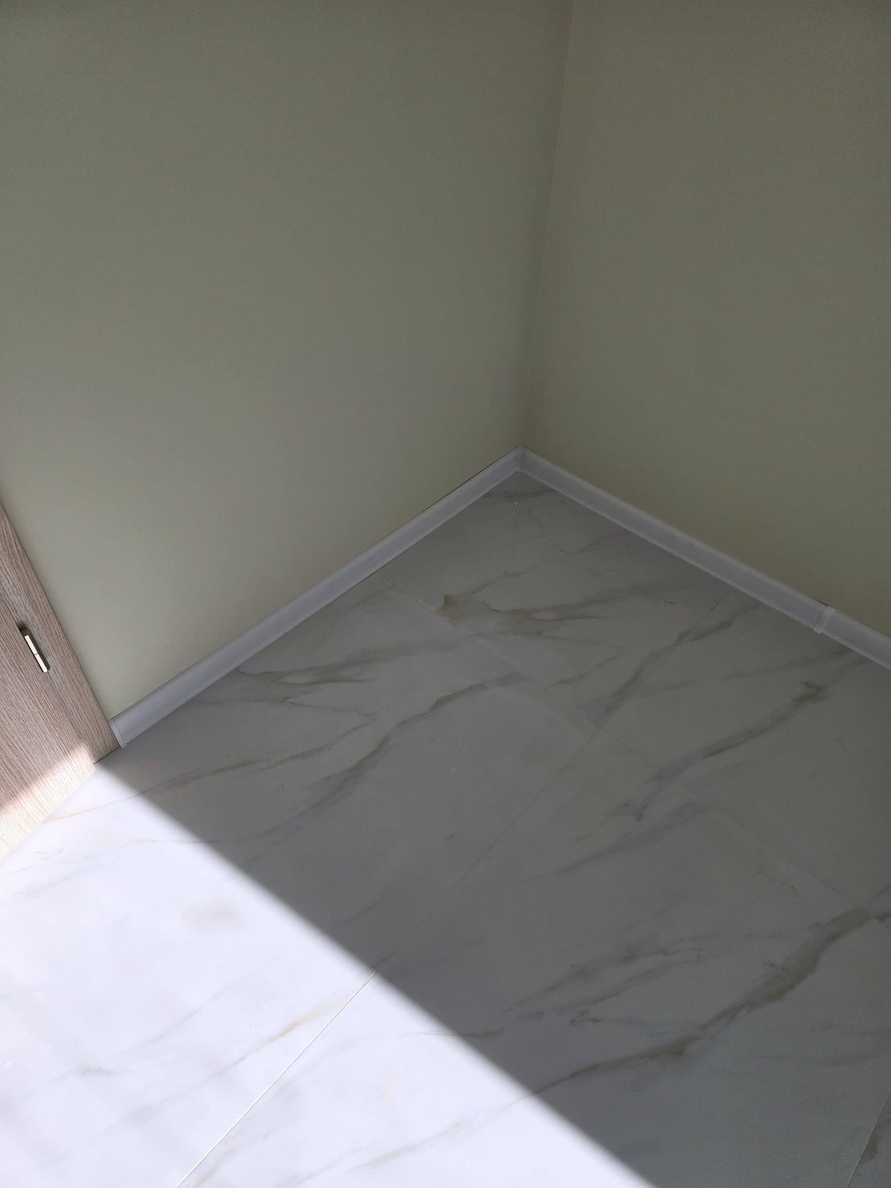House in Bankya: marble-effect porcelain tiles — Flooring and skirting boards