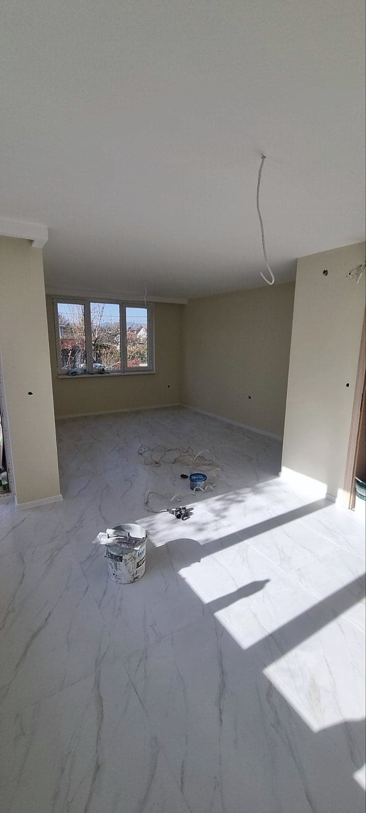 House in Bankya: marble-effect porcelain tiles — The large room