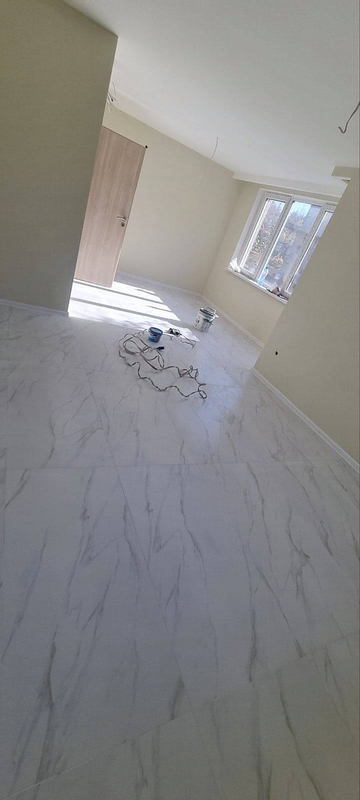 House in Bankya: marble-effect porcelain tiles — View into the next room