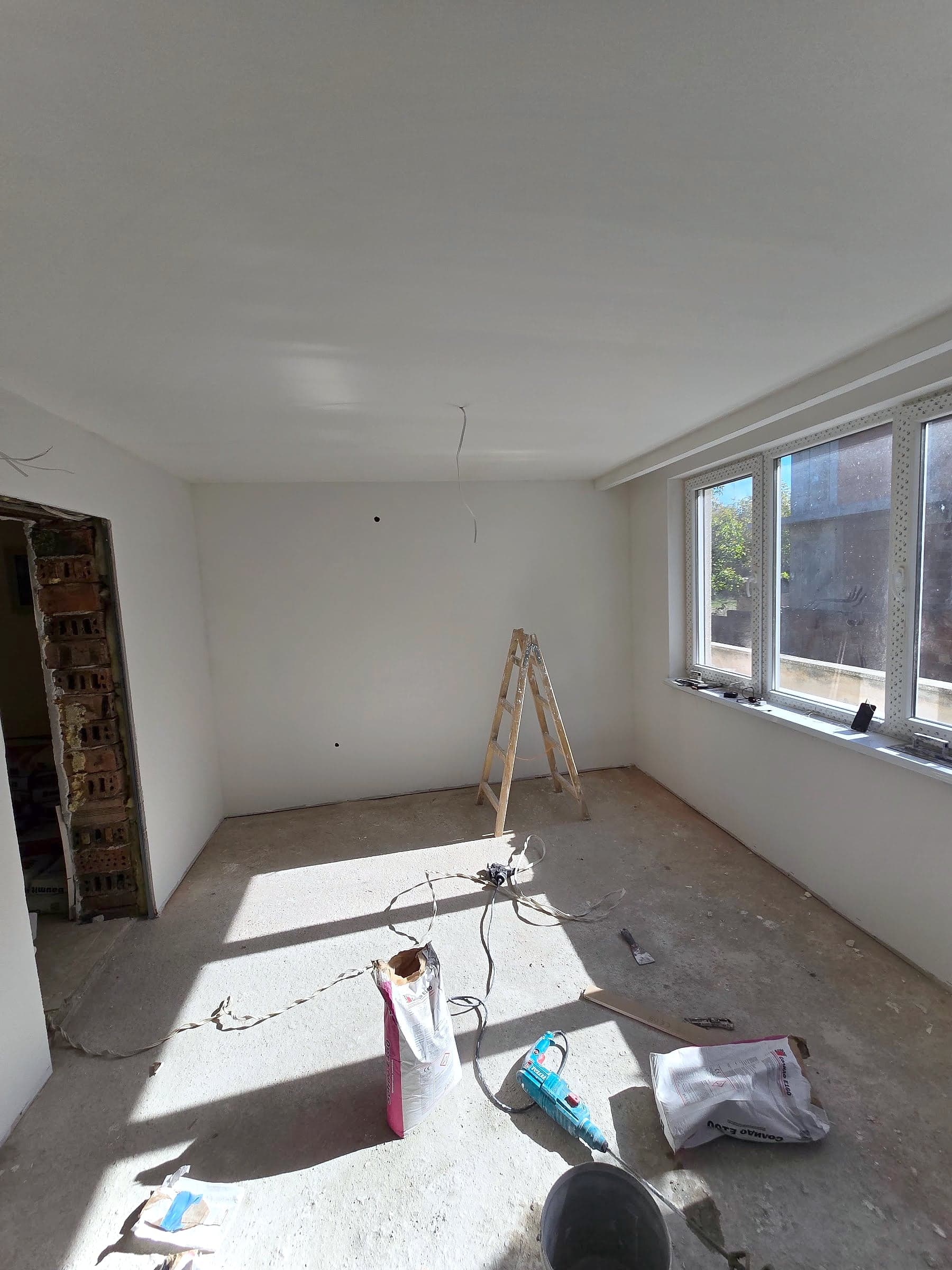 House in Bankya: marble-effect porcelain tiles — Before the flooring was laid