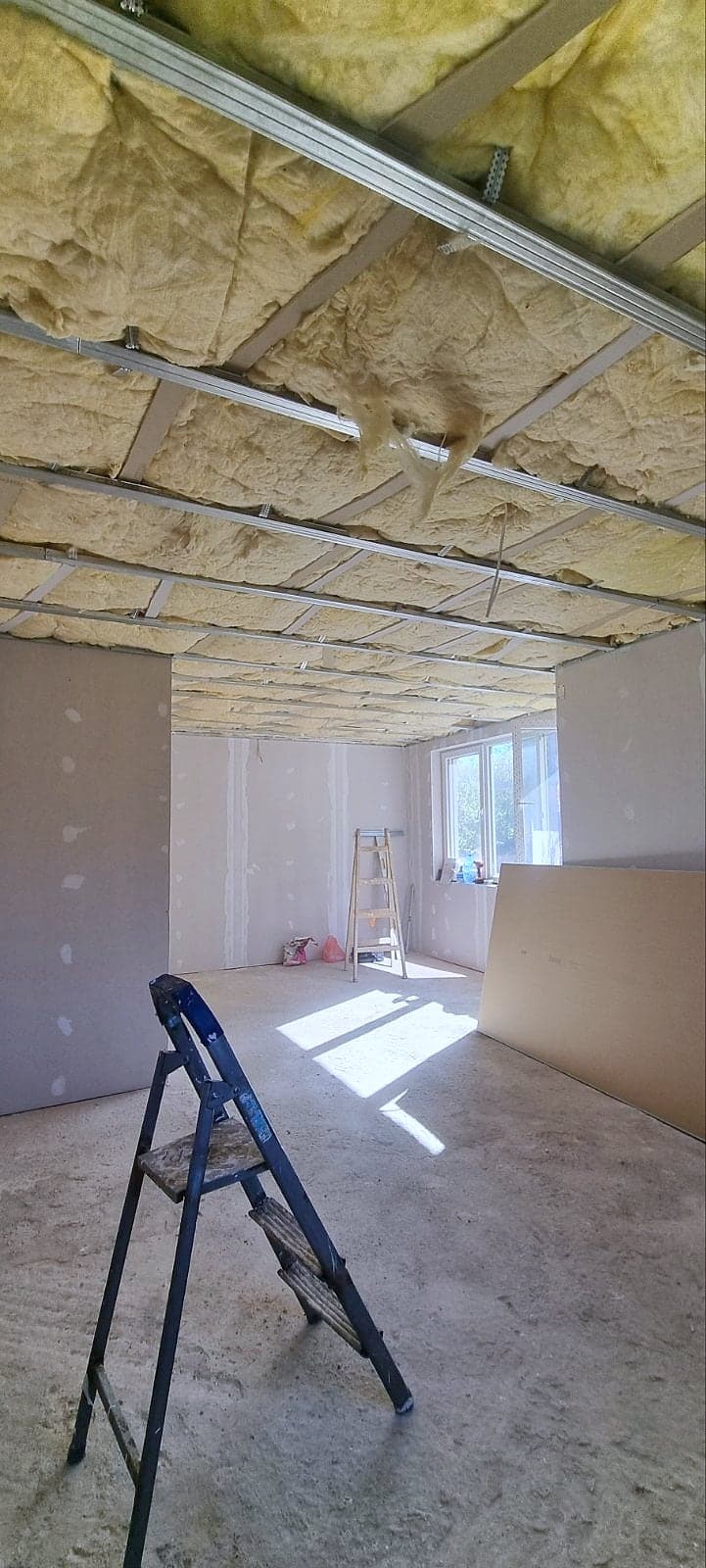 House in Bankya: marble-effect porcelain tiles — Suspended ceiling with mineral wool during the renovation