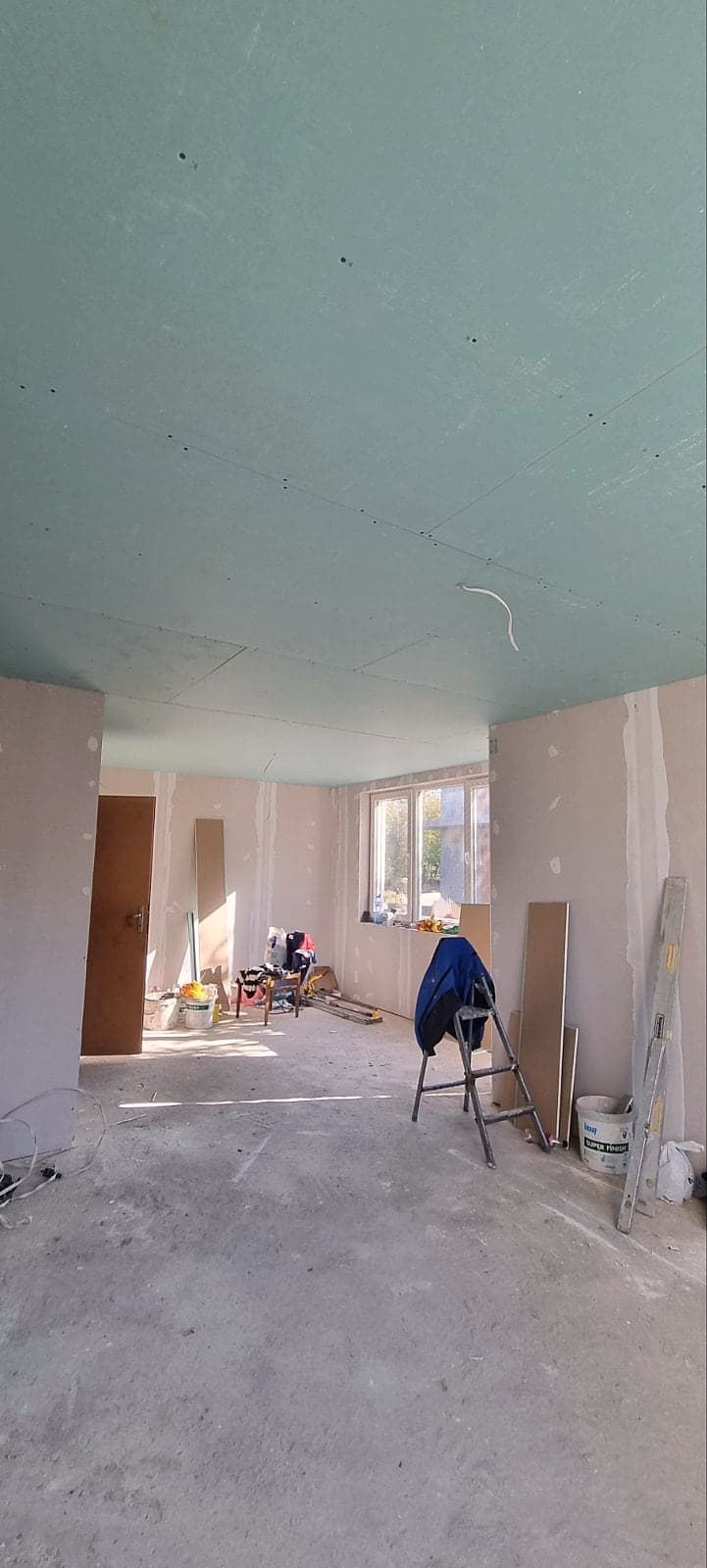 House in Bankya: marble-effect porcelain tiles — Plasterboard ceiling during the renovation