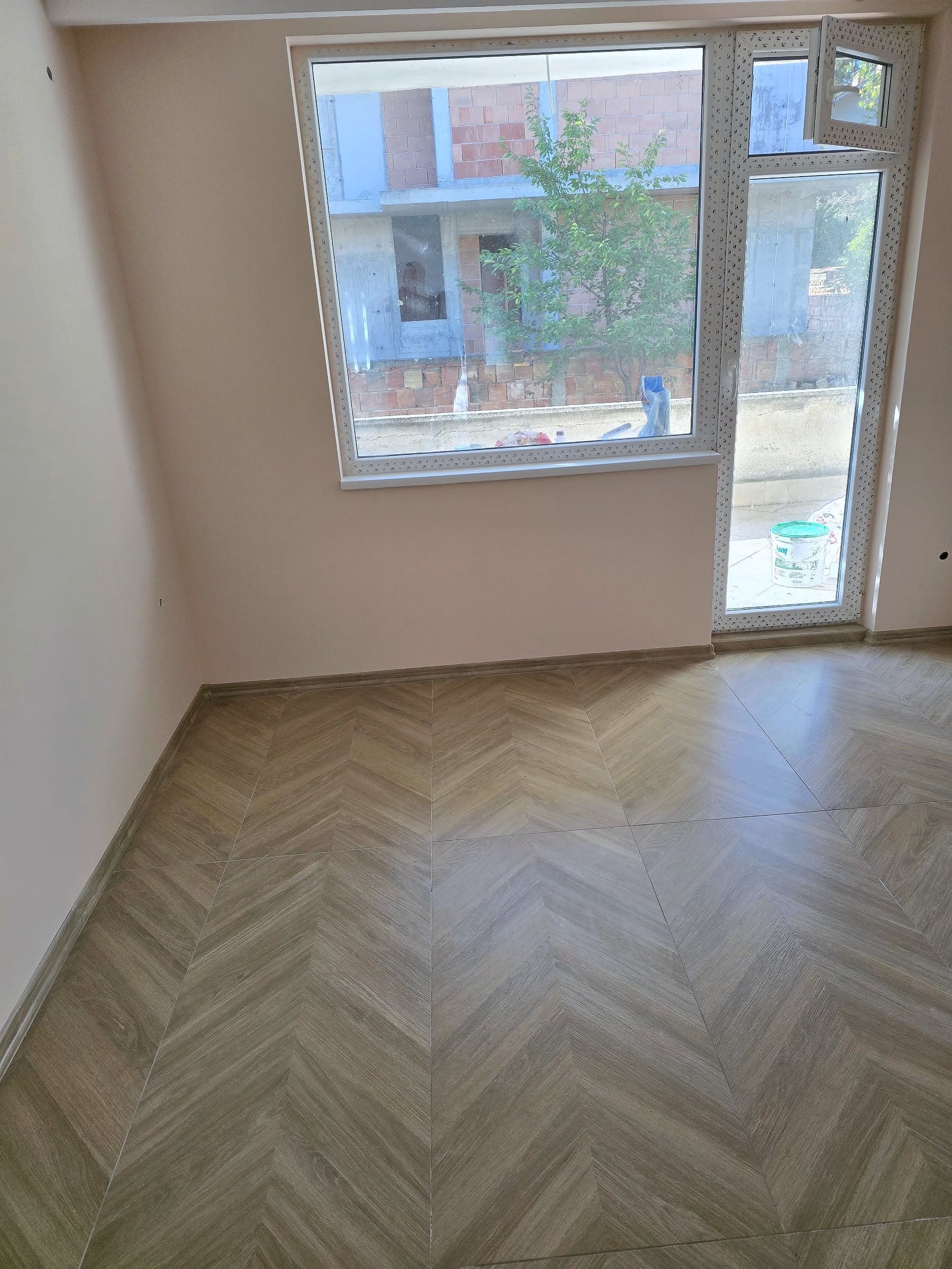 House in Bankya: skim coat, paint and a herringbone floor — Room after the renovation