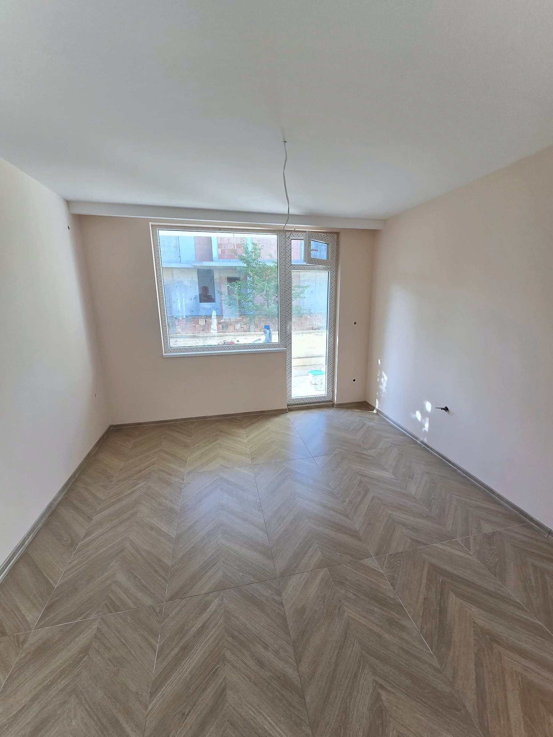House in Bankya: skim coat, paint and a herringbone floor — Room with access to the terrace