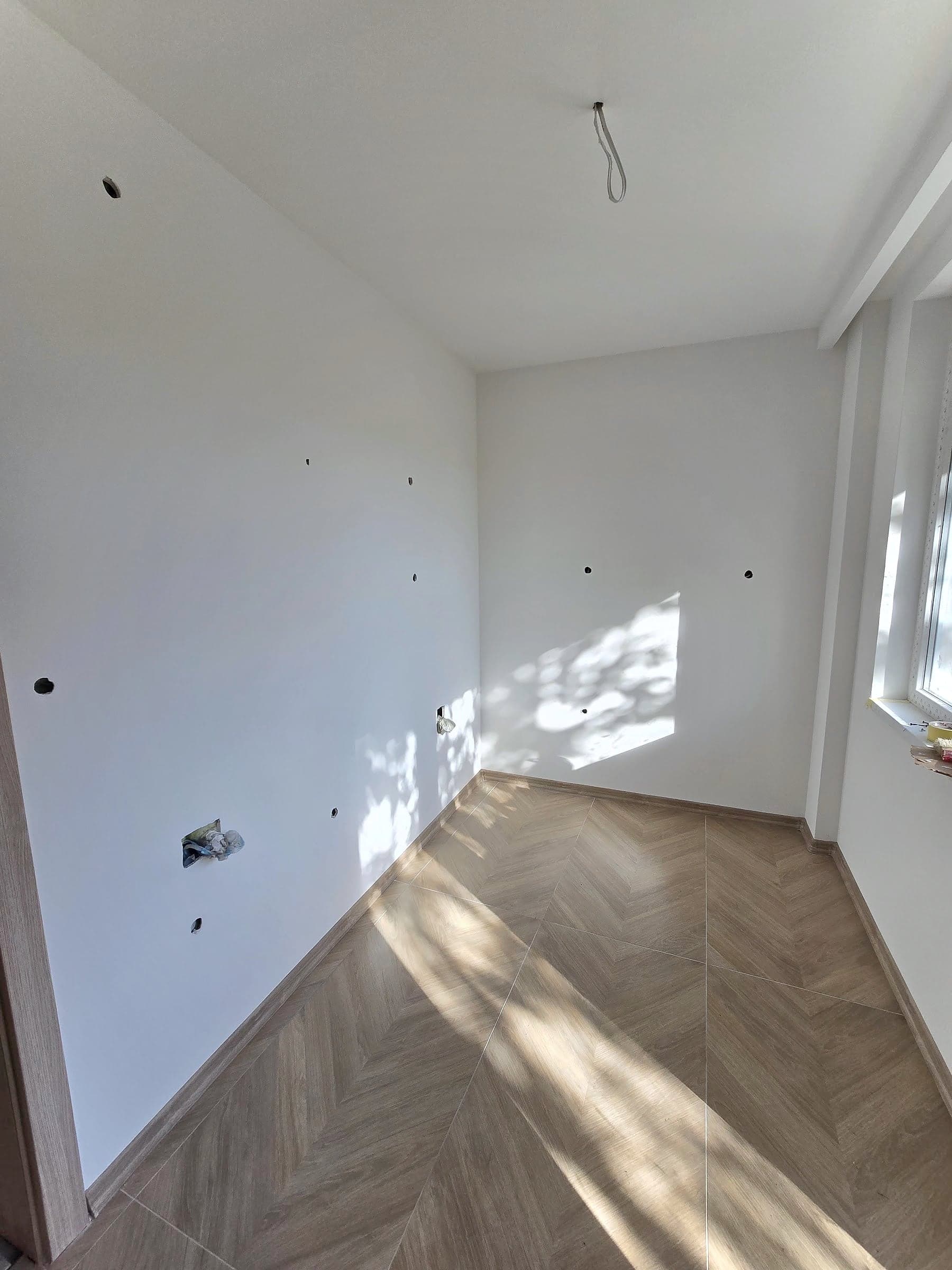 House in Bankya: skim coat, paint and a herringbone floor — The corner after the renovation