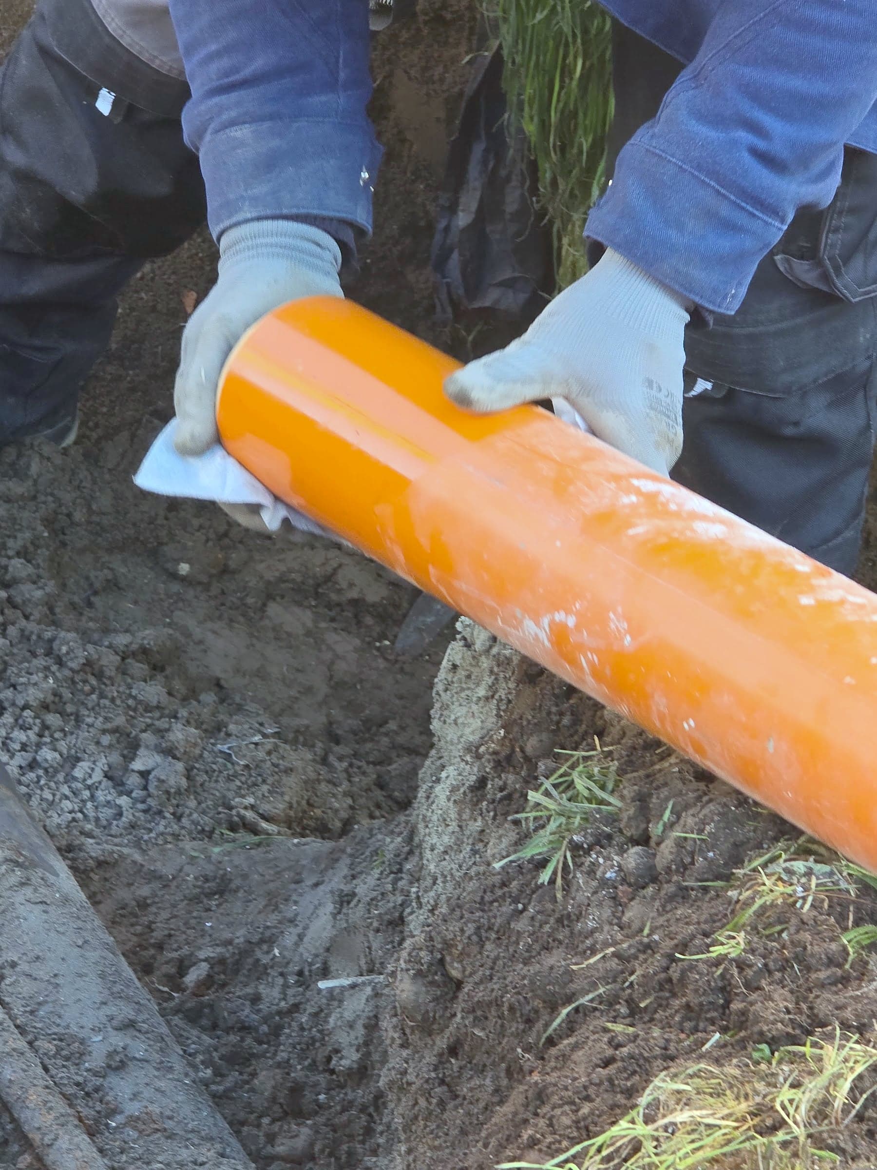 Къща в Обеля: покрив, комин и канализация — По време на ремонта: нова канализация в двора
