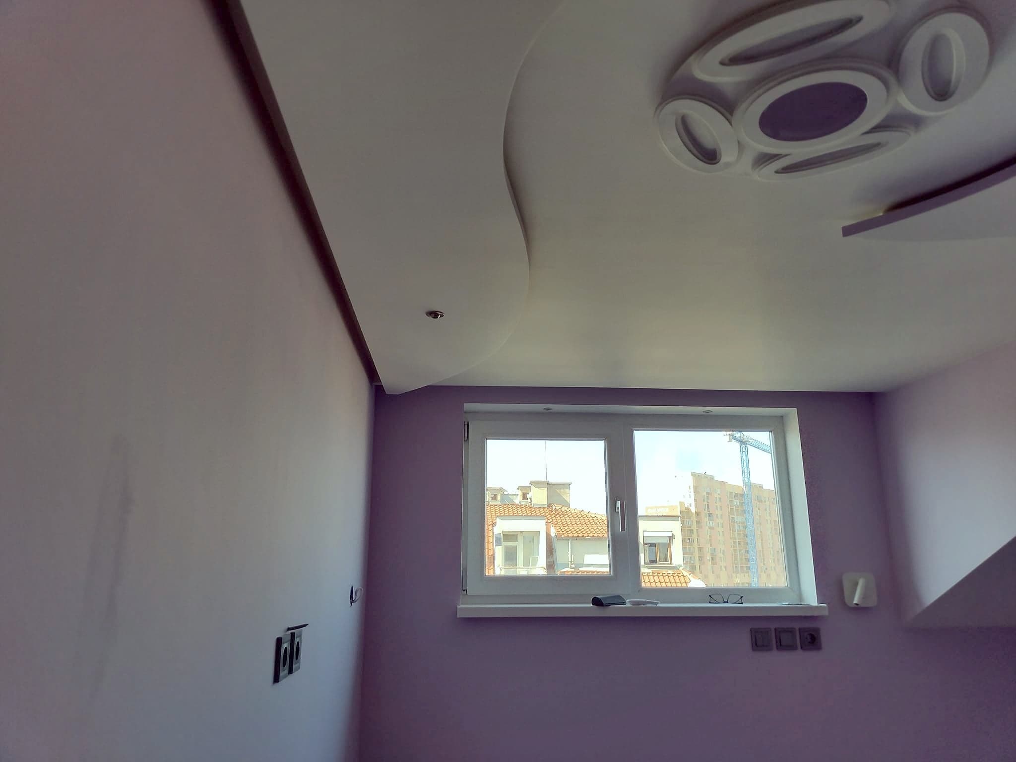 Attic room with a suspended ceiling and LED lighting — The room after the renovation