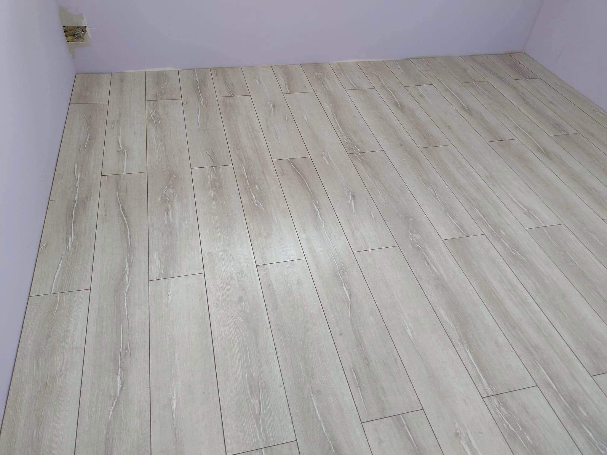 Attic room with a suspended ceiling and LED lighting — Laminate flooring