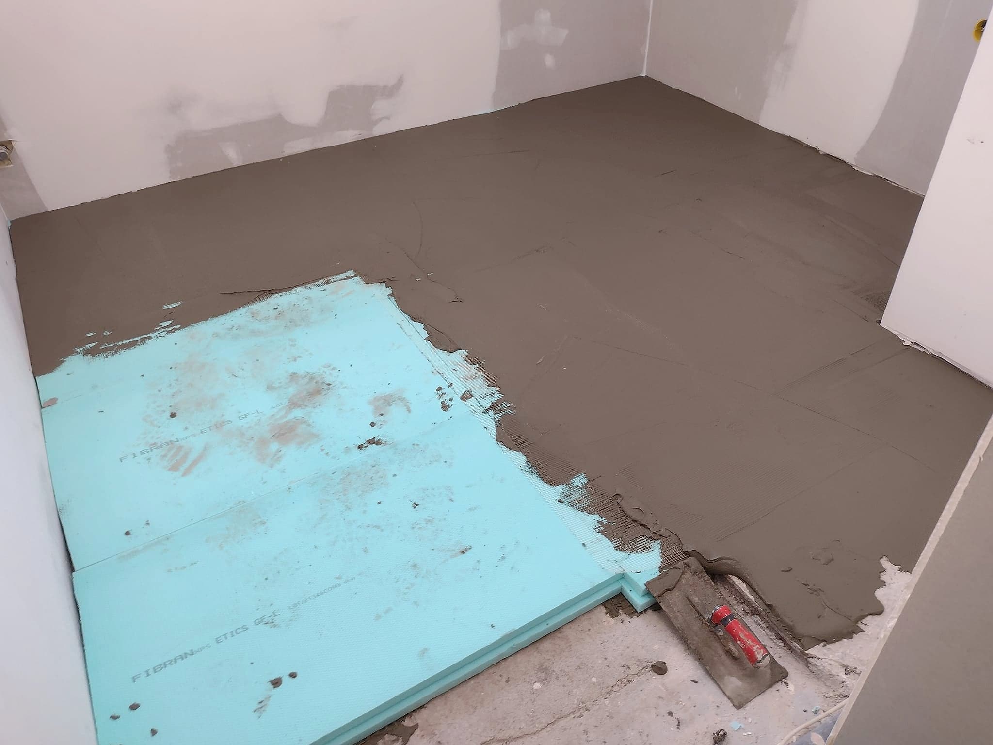 Attic room with a suspended ceiling and LED lighting — Floor insulation and screed during the renovation