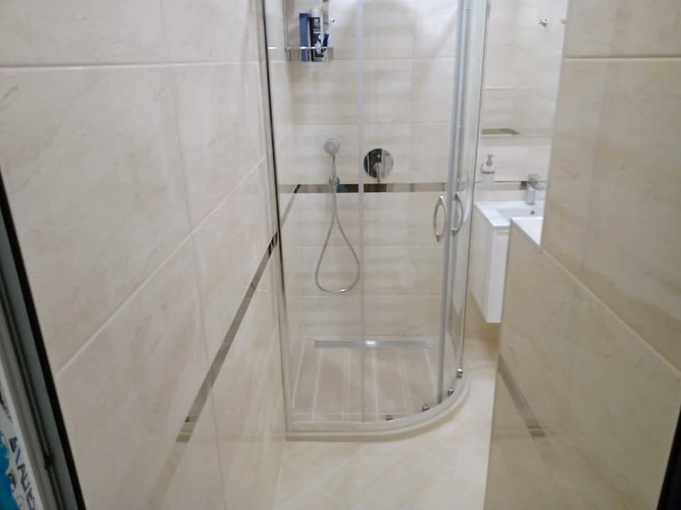 Bathroom with a shower enclosure and a wall-hung toilet — Shower enclosure